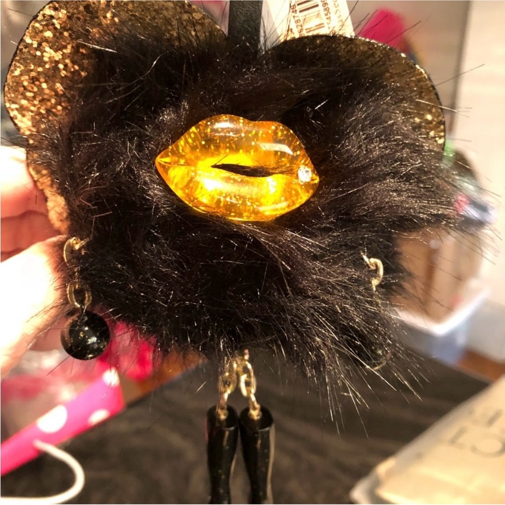 BNWT Victoria’s Secret Limited Edition “IT” Keychain